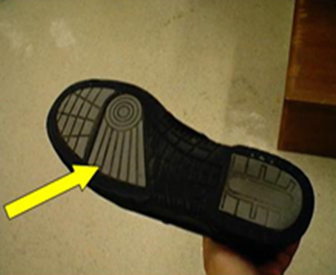鞋要配有防滑设计及底部有坑纹。